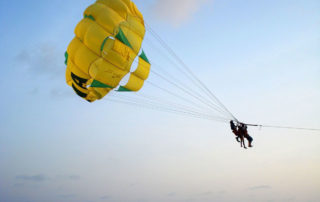 Drei Männer hängen an einem Parasail