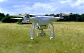 Schwebende 4-motorige Drohne