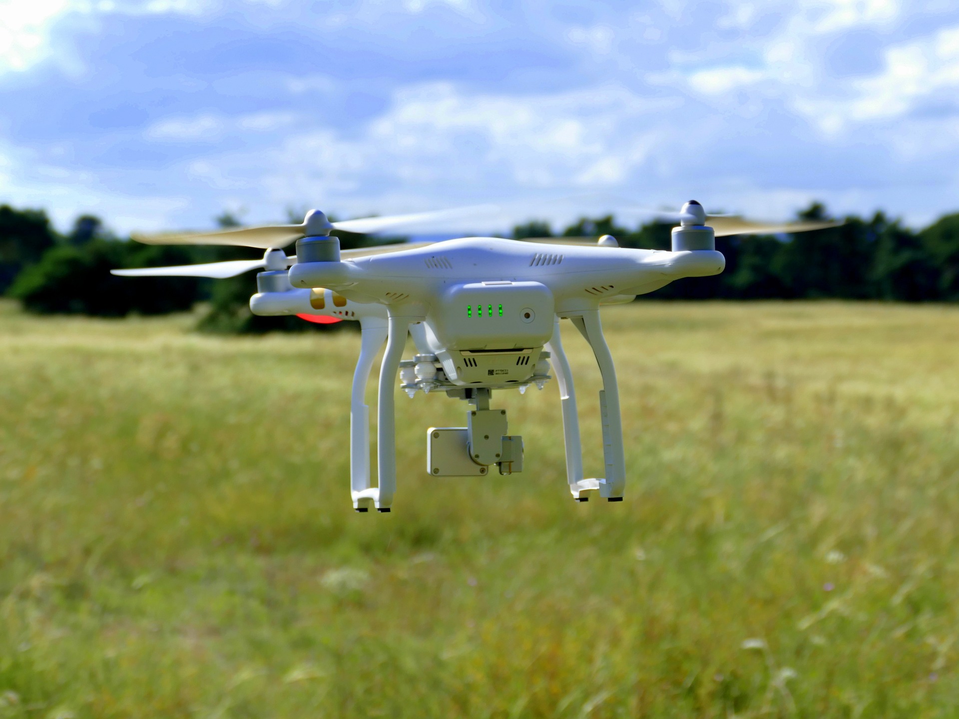 Schwebende 4-motorige Drohne